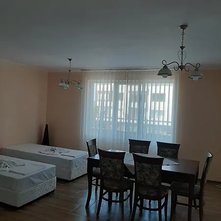 и мони холидейс