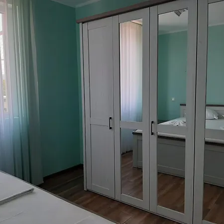 и мони холидейс *