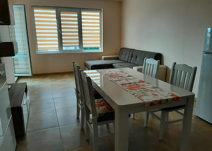 и мони холидейс