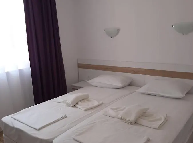 и мони холидейс