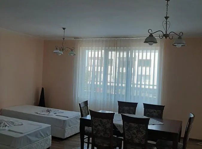 и мони холидейс