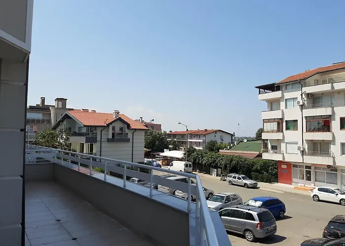 и мони холидейс *