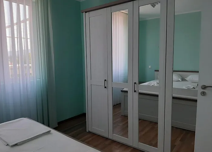 и мони холидейс *