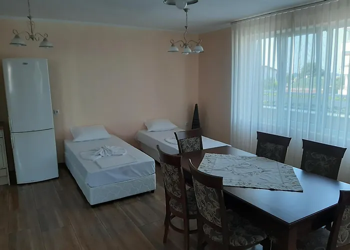 и мони холидейс