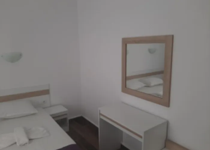 и мони холидейс *