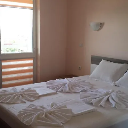 и мони холидейс *