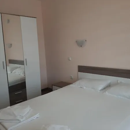 и мони холидейс