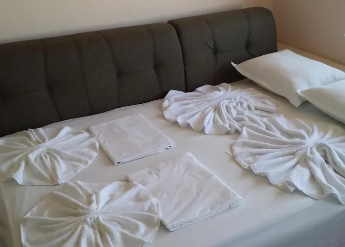 и мони холидейс