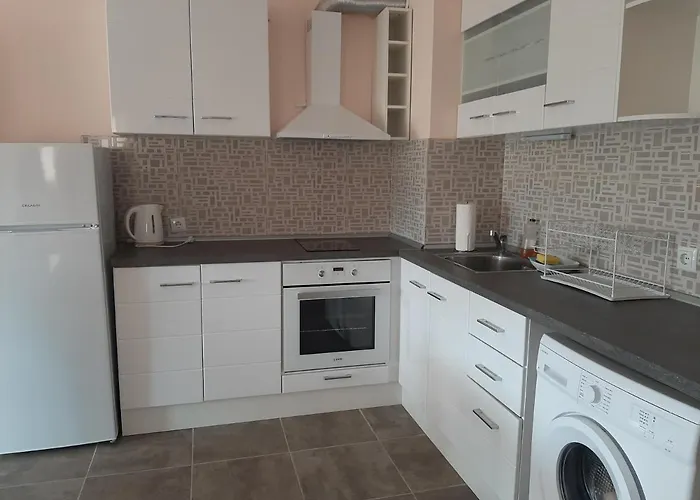 и мони холидейс