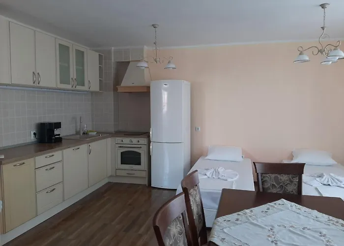 Апартаменты и мони холидейс *