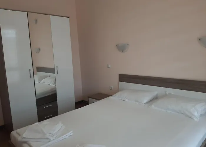 и мони холидейс