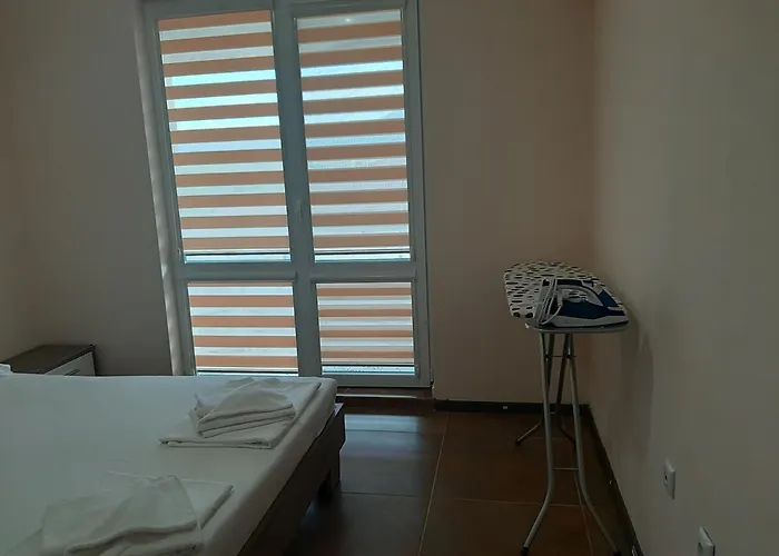 и мони холидейс