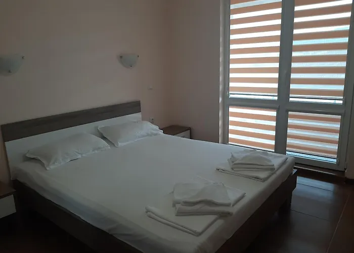 Апартаменты и мони холидейс *